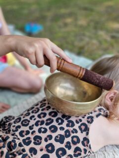 Meine Kinderyogakurse sind mehr als nur Bewegung:
Sie sind eine spielerische Reise zu mehr Achtsamkeit, Selbstbewusstsein und innerer Ruhe. 🌿
Jedes Kind darf hier in seinem eigenen Tempo wachsen, ausprobieren, sich frei entfalten und mit Freude entdecken, was in ihm steckt. ✨

#Kinderyoga #AchtsamkeitmitKindern #SelbstbewusstseinStärken #InnereRuhe #YogaFürKinder #Herzensarbeit #KleineHerzenGroßesGlück #Kinderyogalehrerin #Achtsamkeit #Kinderstarkmachen #BewegungMitFreude #Selbstliebe #MitKinderaugen #Herzensprojekt #SpielerischLernen