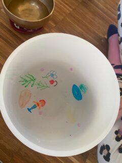 FUN FACTS 
Die Stunde geht nie nach Plan. Egal, wie gut ich vorbereitet bin – Kinder haben immer ihre eigene Vorstellung, wie Yoga „richtig“ geht, und ich lasse mich immer gerne überraschen. 
Ich liebe ein geordnetes Chaos. Es darf wild, laut und voller Energie sein – am Ende fügt sich alles auf wundersame Weise zusammen. 🌈
Kindergeburtstage sind immer eine Wundertüte. Von überraschenden Ideen der Kinder bis zu herausfordernden Locations – ich weiß nie, was mich erwartet, und genau das macht es aus. 🎉

#Kinderyoga #Kinderyogalehrerin #YogaMitKindern #AchtsamkeitmitKindern #Kindergeburtstag #Herzensarbeit #Kinderstarkmachen #Kreativität #Lebensfreude #WundertüteKinderyoga #ChaosMitHerz #MitKinderaugen #YogaAlltag #Herzensmomente #SpielerischLernen