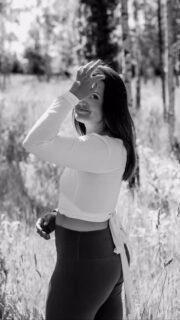 Für Asina @asina.mona 

Es gibt Menschen, die kommen in dein Leben und sehen dich wirklich.
Nicht nur das, was du tust, sondern das, was du bist.
Asina, du bist so ein Mensch.

Vom ersten Moment an hast du meine Tiefe gespürt, meine Seele erkannt und mit einer Achtsamkeit gearbeitet, die man kaum in Worte fassen kann.
Du hast meine Vision verstanden, lange bevor ich sie selbst greifen konnte. Mit jedem Detail, jeder Farbe, jedem Wort, das auf dieser Webseite lebt, hast du etwas von mir eingefangen , mein Wesen, meine Träume, meine Verletzlichkeit.

So lange hast du mich bis hier hin begleitet. Nicht nur als Designerin, sondern als Wegbegleiterin, als Freundin, als jemand, der mich in meinen dunkelsten Stunden nicht losgelassen hat.
In Momenten, in denen ich selbst nicht mehr an mich geglaubt habe, warst du da , still, stark, mit unerschütterlichem Vertrauen in das, was in mir steckt.
Du hast mir Mut gemacht, mich erinnert, wer ich bin und mir den Raum gegeben, einfach ich zu sein.

Die Webseite, die jetzt entstanden ist, ist mehr als ein Projekt.
Sie ist ein Stück Herz, ein Spiegel meiner Seele und gleichzeitig dein Werk , deine Magie und unsere gemeinsame Reise. 

Danke, Asina, dass du nie aufgegeben hast.
Danke, dass du mich gesehen hast, als ich mich selbst verloren hatte.
Danke, dass du mit mir etwas erschaffen hast, das echt ist.
Und danke, dass du aus meiner Vision ein Zuhause kreiert  hast.

Von Herzen,
Janine 💛

#Herzensprojekt #Dankbarkeit #Soulwork #WebdesignMitLiebe #Herzensmensch #Vertrauen #GemeinsamStark #Seelenverbindung #Achtsamkeit #Herzensarbeit #Frauenpower #MagieDesVertrauens #MutZurTiefe